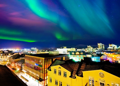 Aurora boreale dal centro della città di Reykjavik, Islanda.