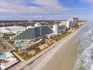 Daytona Beach Hilton e vista aerea sull'oceano in una giornata nuvolosa, Daytona Beach, Florida FL, Stati Uniti.