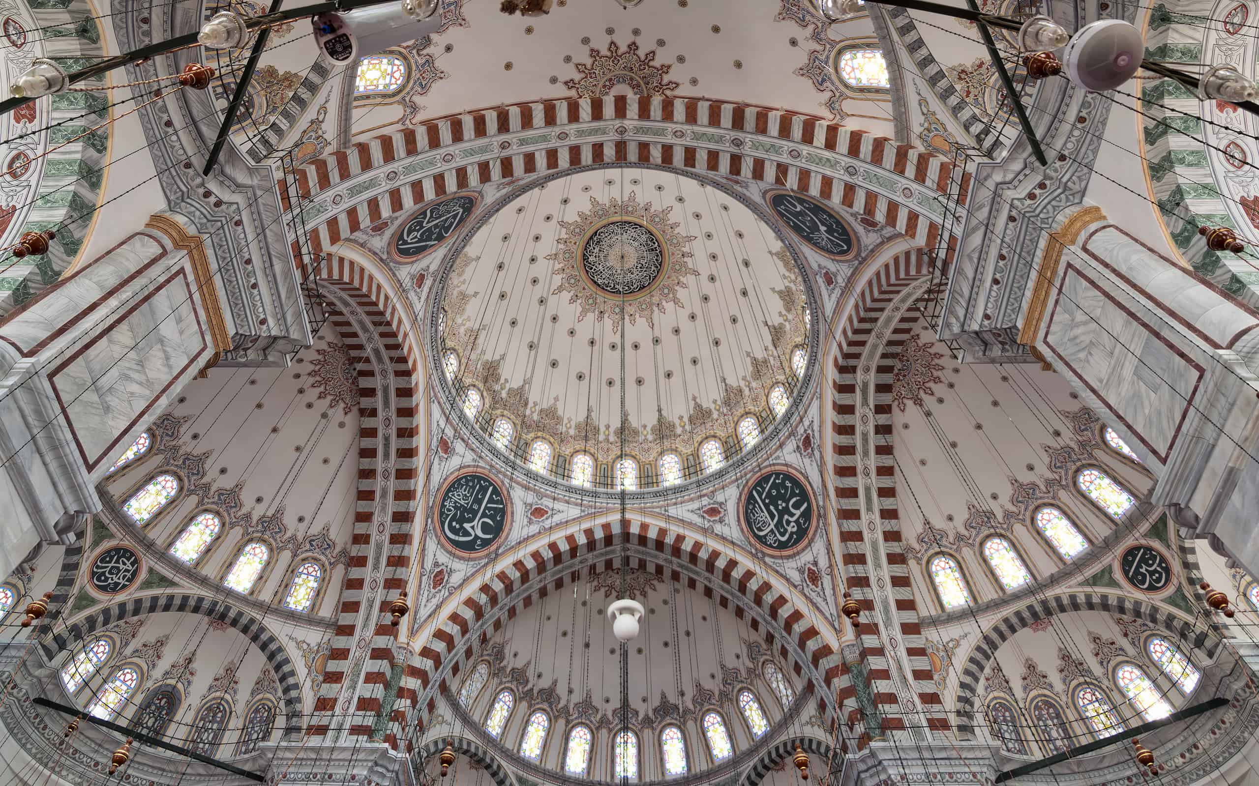 Soffitto della moschea ottomana Fatih a Istanbul, Turchia, costituito da una serie di cupole decorate basate sull'arte islamica