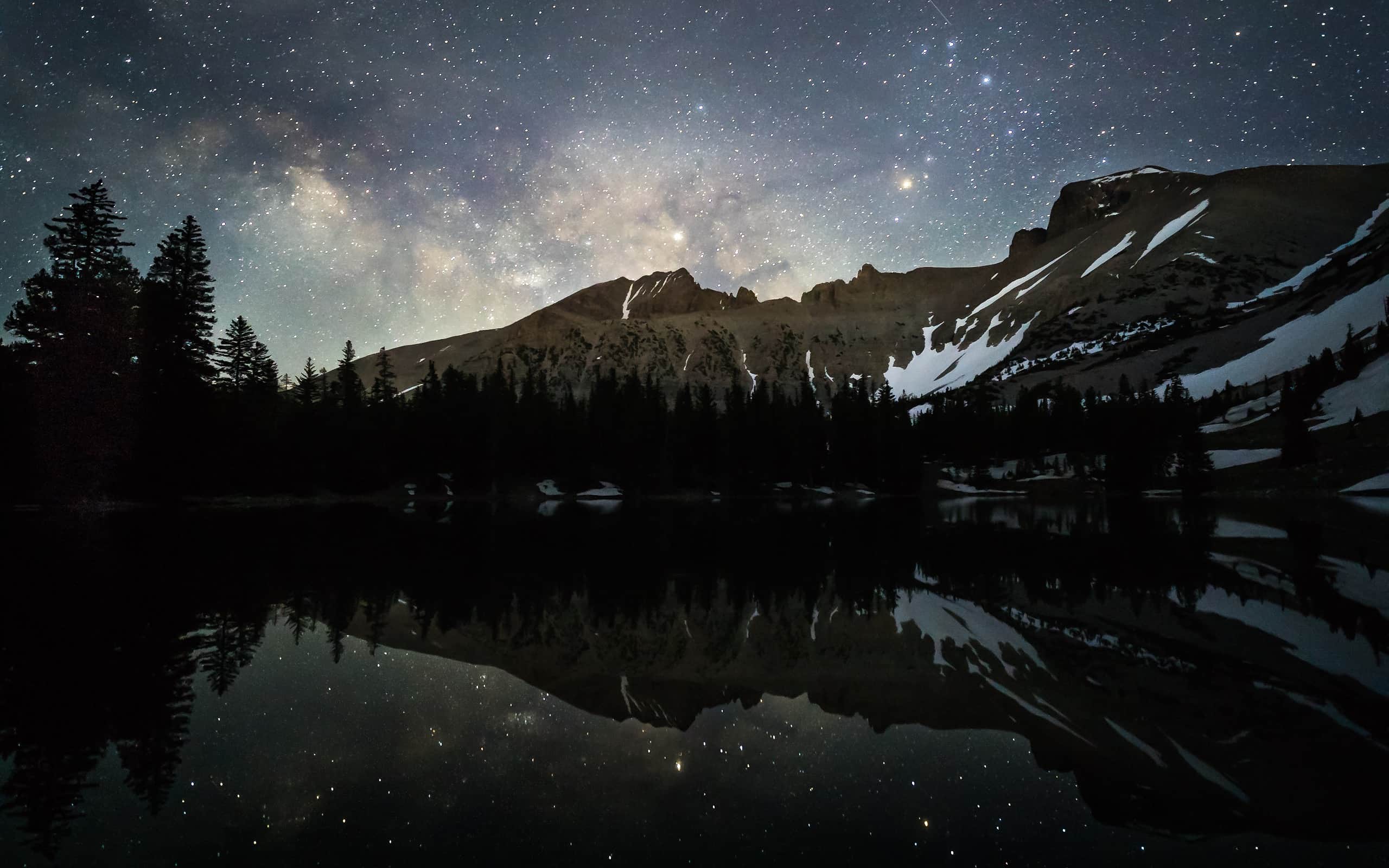 La Via Lattea si riflette nel lago di montagna