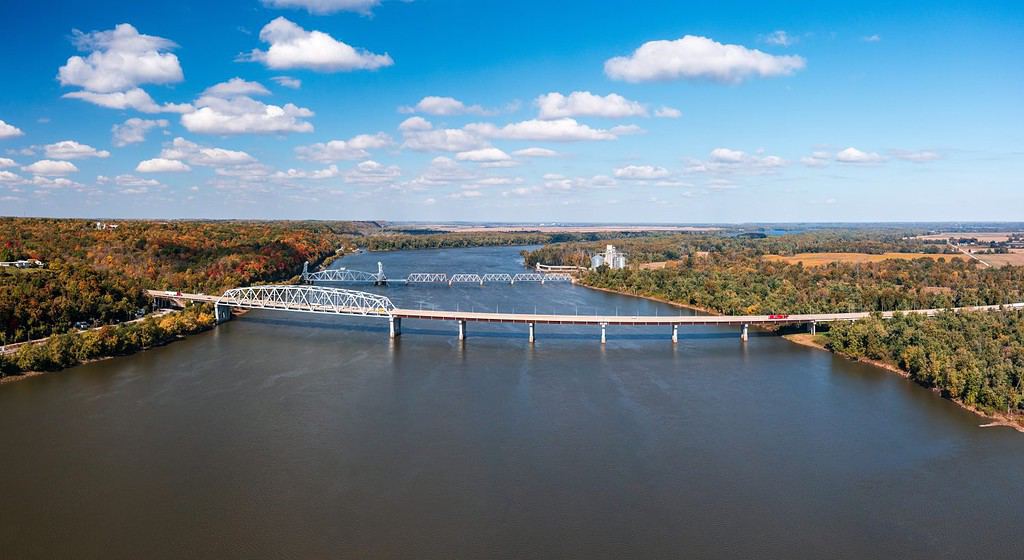 Vista aerea del ponte fluviale dell'autostrada Mark Twain Memorial e del ponte ferroviario Wabasha tra Hannibal Missouri e Illinois