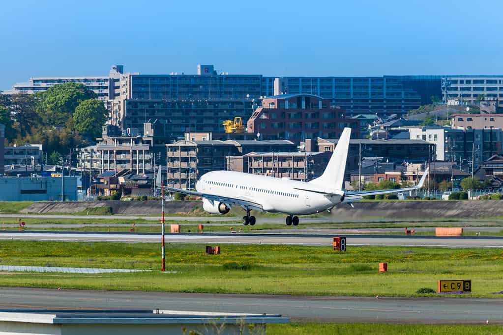 Aereo a reazione per il decollo e l'atterraggio dall'aeroporto di Fukuoka