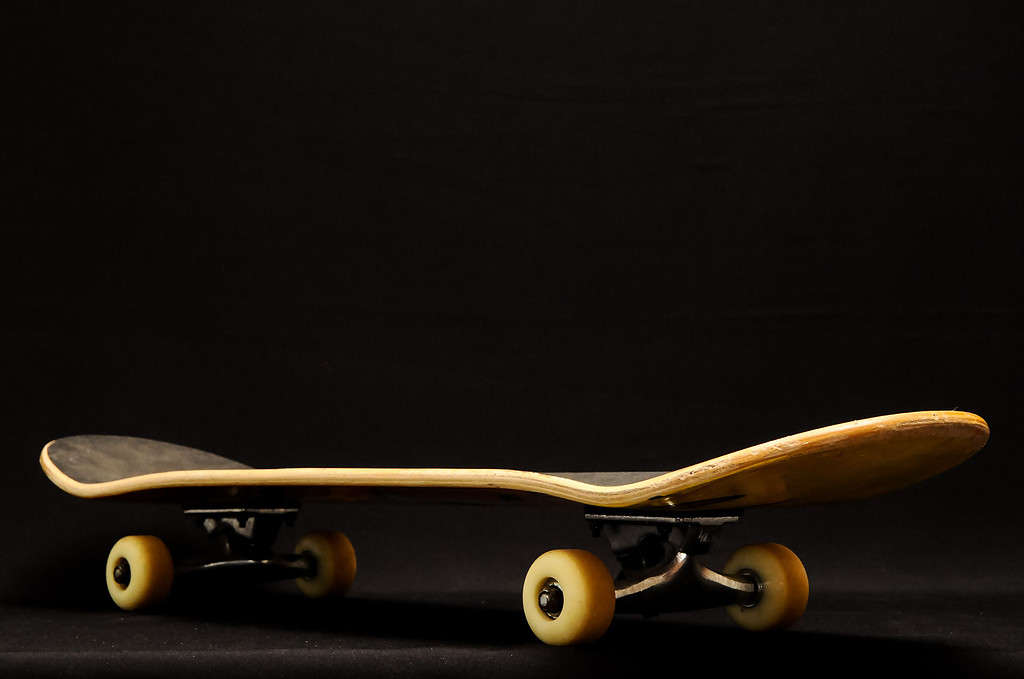 Vecchio skateboard in legno usato, immagine fotografica digitale