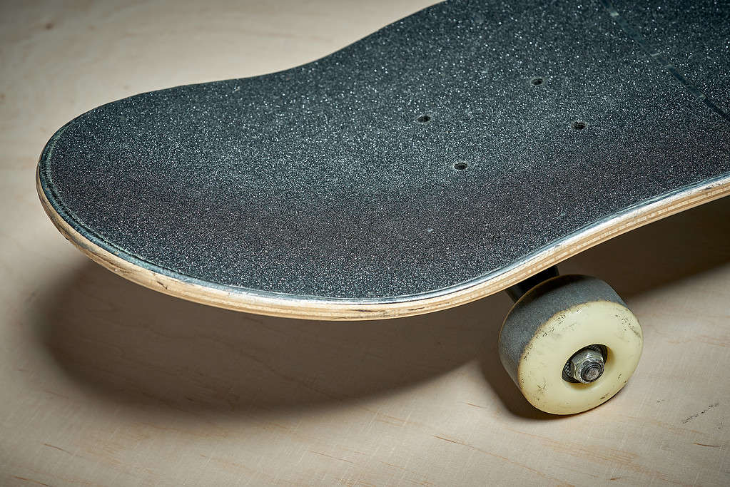 skateboard usato su uno sfondo di legno