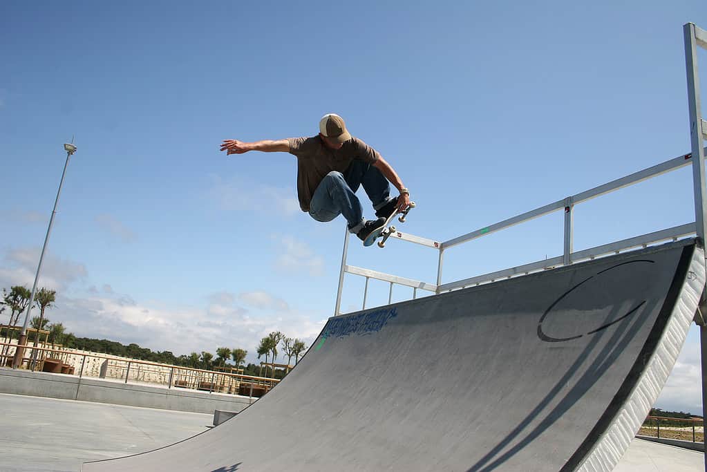 Un uomo che salta su uno skateboard