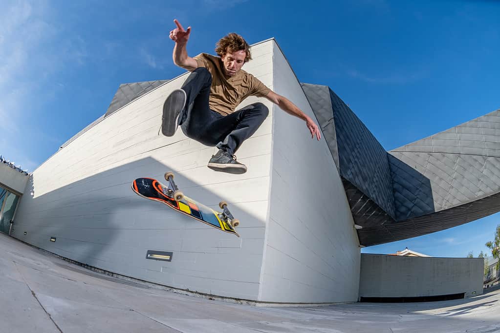 Skateboarder che fa un flip trick