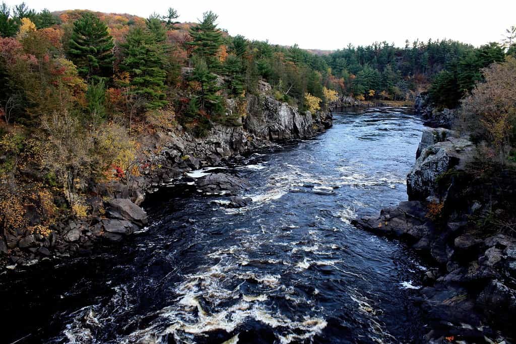 St. Croix River nella stagione autunnale all'Interstate State Park, Taylors Falls, Minnesota, USA