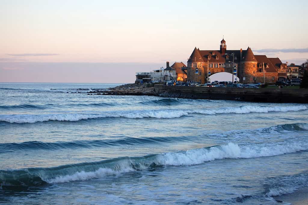 Spiaggia di Narragansett, Rhode Island.  Edificio storico della torre in lontananza.