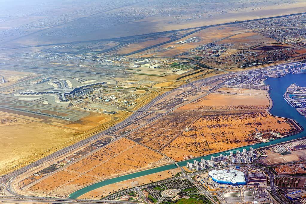 Vista dall'aereo dell'aeroporto internazionale di Abu Dhabi, delle strade e degli edifici residenziali della città