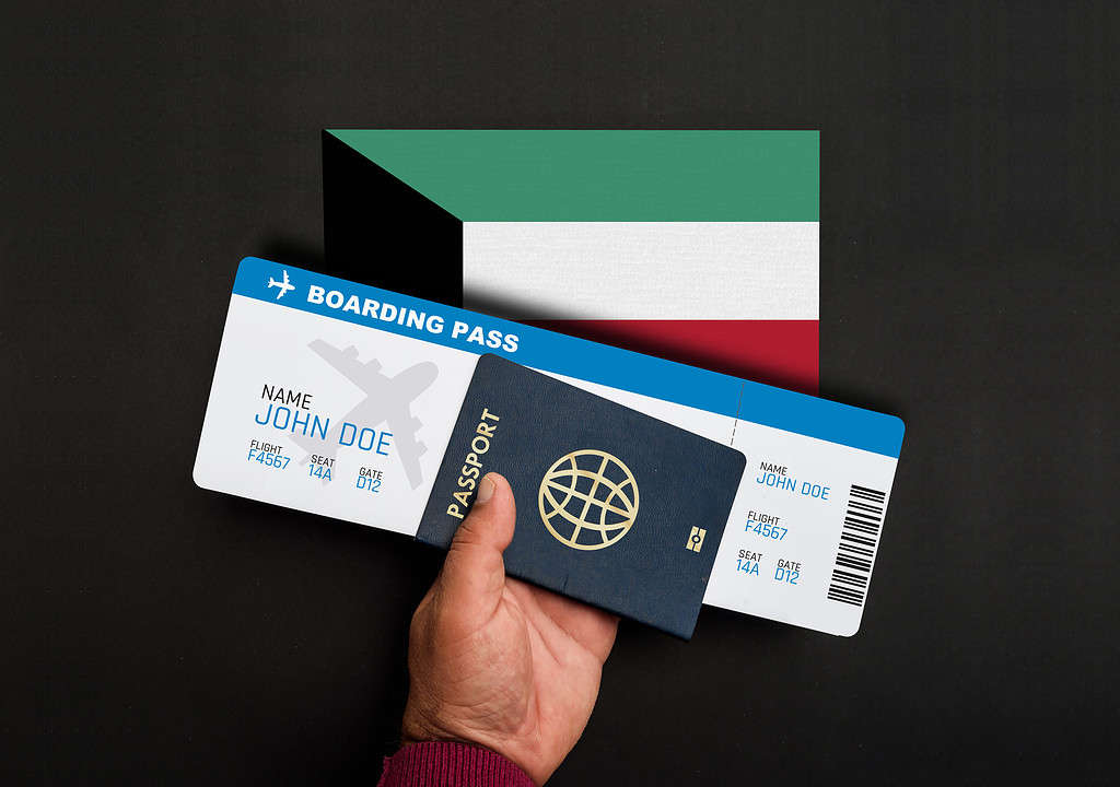 passaporto, carta d'imbarco e bandiera del Kuwait
