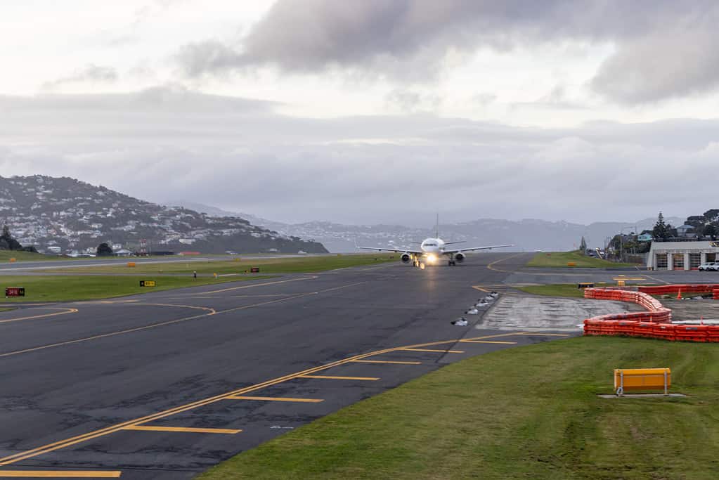Un aereo in arrivo all'aeroporto internazionale di Wellington, in Nuova Zelanda.