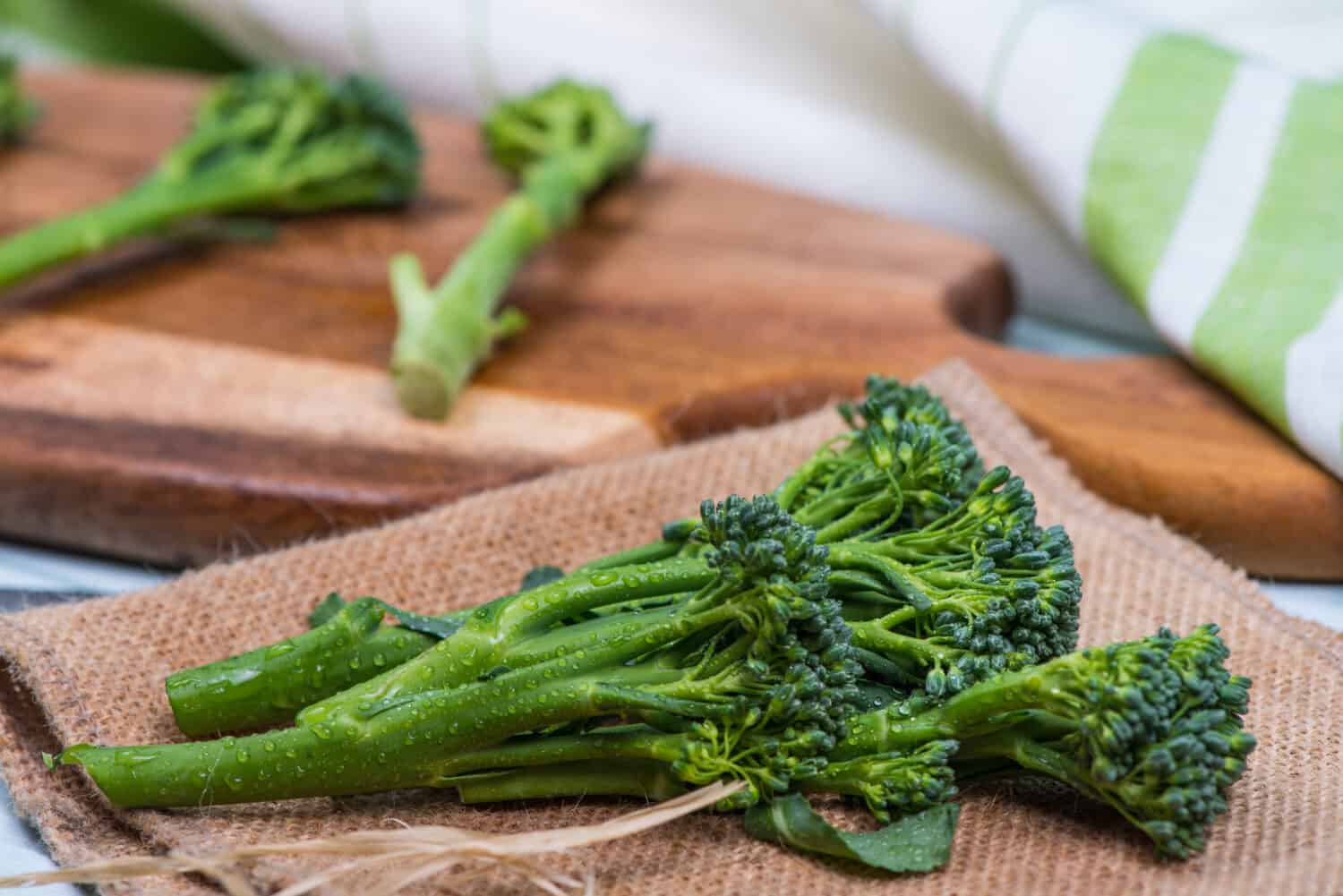 broccolini verdi freschi sulla tavola di legno