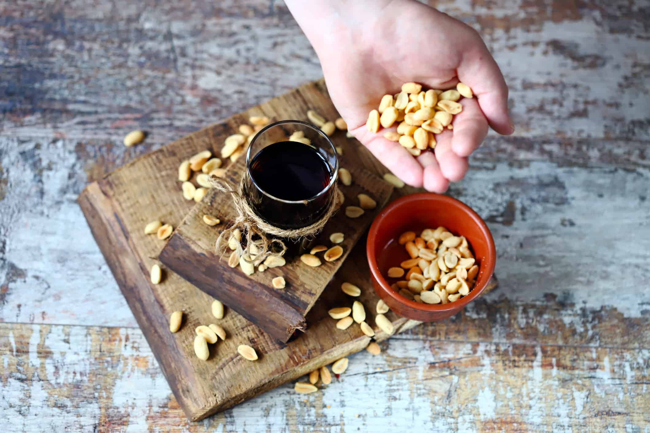 Un bicchiere di soda nera e noccioline.