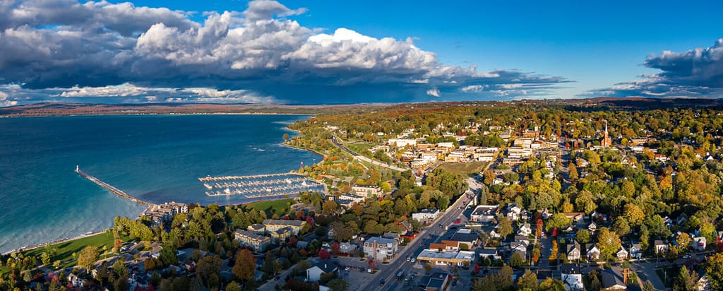 Veduta aerea di Petoskey, Michigan settentrionale, luce della sera autunnale.  Posti in cui andare in pensione