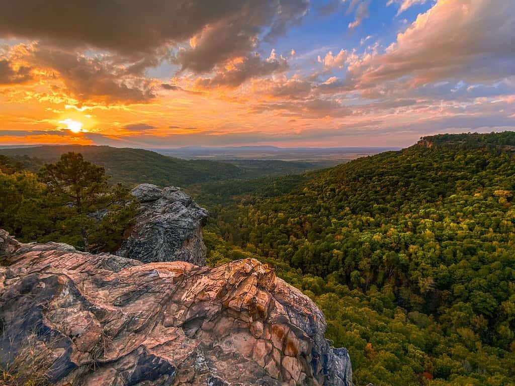 Uno scatto panoramico di Hawksbill Crag (Whitaker Point) nella contea di Newton, Arkansas al tramonto mignolo