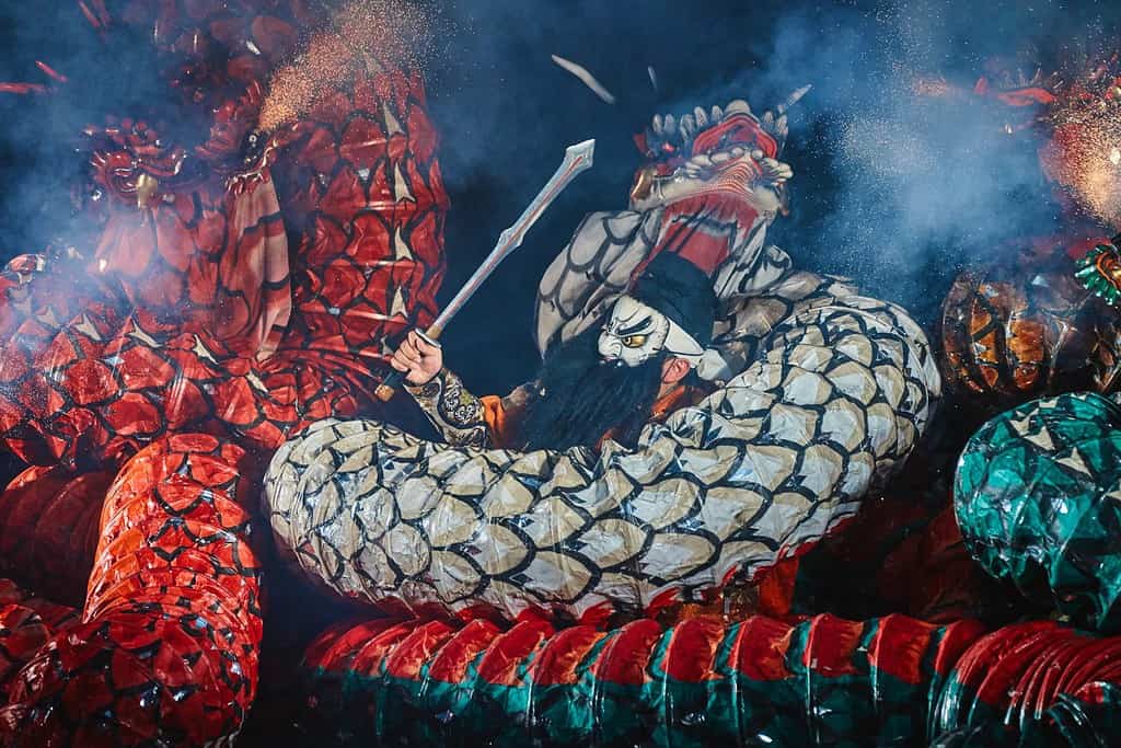 Un samurai giapponese che combatte contro Yamata no Orochi (il leggendario drago giapponese a 8 teste e 8 code) in uno spettacolo di Kagura
