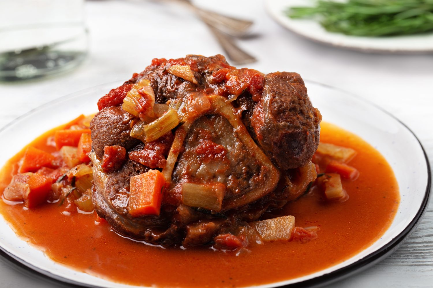 Stinco di manzo in umido con osso, osso bucco