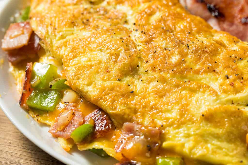 Frittata Denver con prosciutto e pepe fatta in casa con formaggio Cheddar