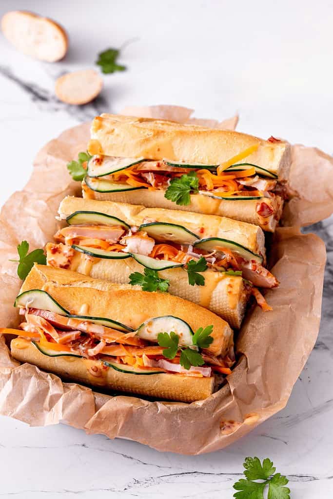 Nella cucina vietnamita, bánh mì o è una baguette corta con crosta sottile e croccante e consistenza morbida e ariosa.  Spesso è diviso longitudinalmente e riempito con ingredienti salati come un sandwich sottomarino