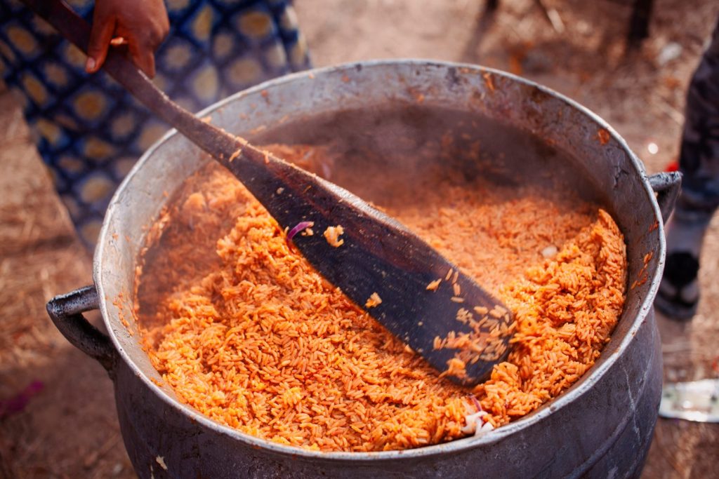 Riso jollof nigeriano nella pentola tradizionale Igbo (ité ọna).