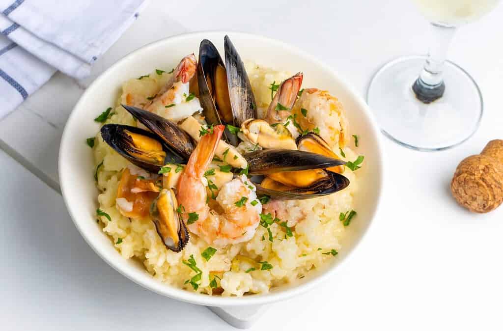 Risotto mediterraneo con gamberi, cozze, polpo e vongole.  Risotto alla pescatora