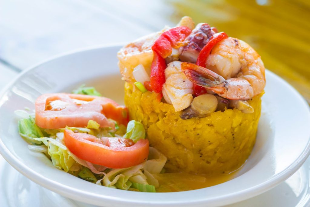 Mofongo con gamberi e polpo Piatto tradizionale di pesce di Porto Rico