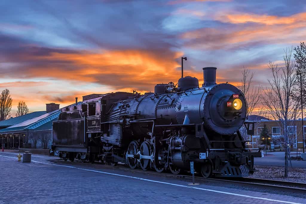 Il treno per il Grand Canyon in attesa alla stazione Williams, Arizona al tramonto