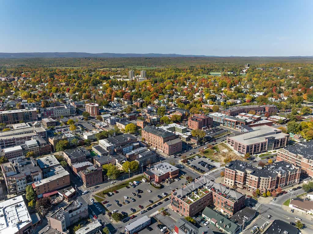 Vista aerea della foto aerea di autunno di primo pomeriggio di in Saratoga Springs New York