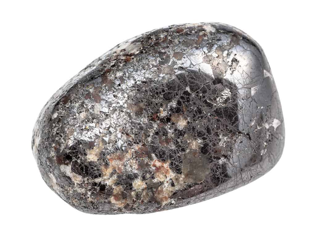 primo piano di un campione di minerale naturale proveniente dalla raccolta geologica - pietra preziosa magnetite lucidata (lodestone) isolata su sfondo bianco
