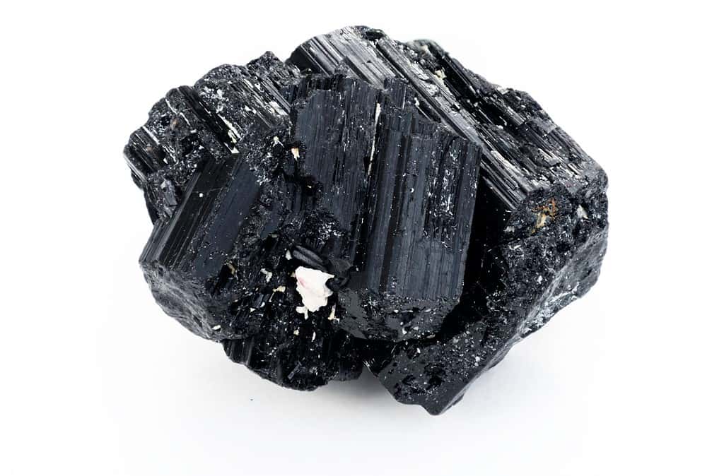 estrema chiusura del minerale tormalina nera isolato su sfondo bianco nella tecnica di impilamento a fuoco