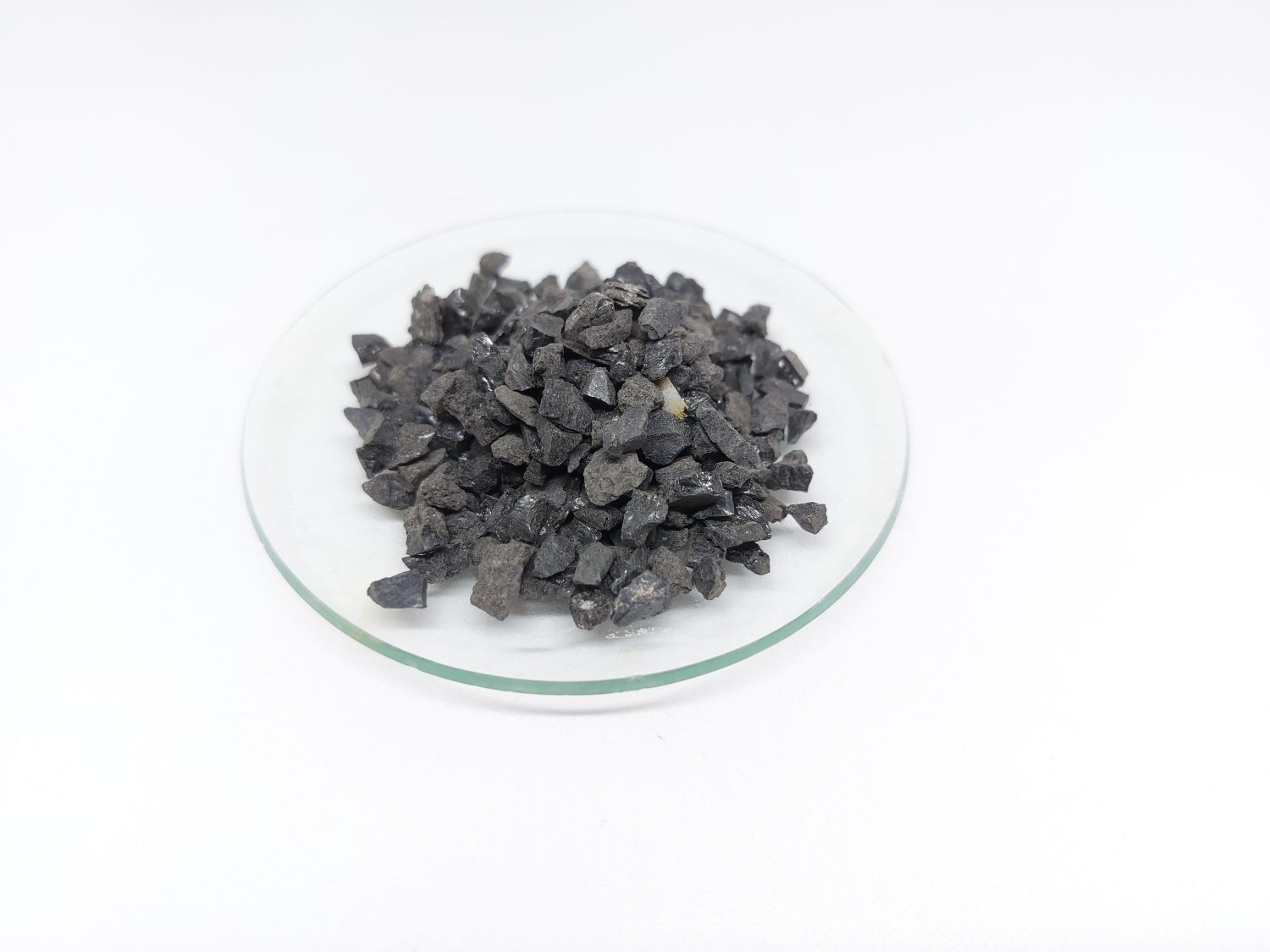 Antracite comunemente utilizzata nella filtrazione dell'acqua per rimuovere le impurità e migliorare la qualità dell'acqua.  L'antracite conosciuta come carbone nero duro è una varietà compatta di carbone.  Isolato su sfondo bianco