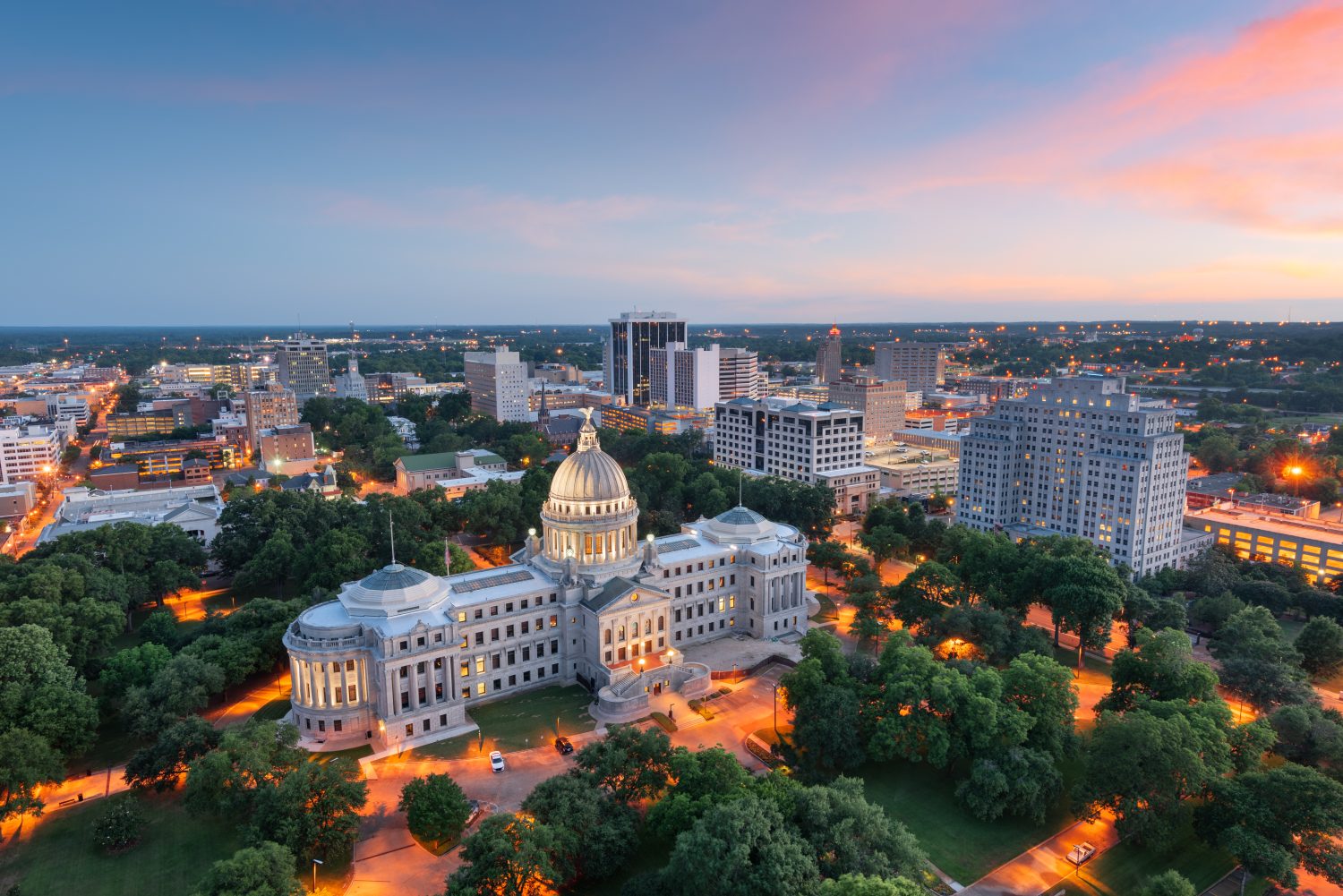 Jackson, Mississippi, Stati Uniti d'America skyline sopra il Campidoglio al crepuscolo.