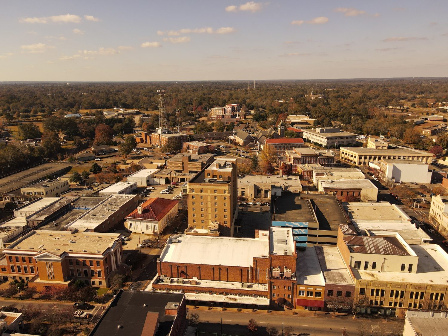 Fotografia Arial del paesaggio urbano del centro di Hattiesburg Mississippi.