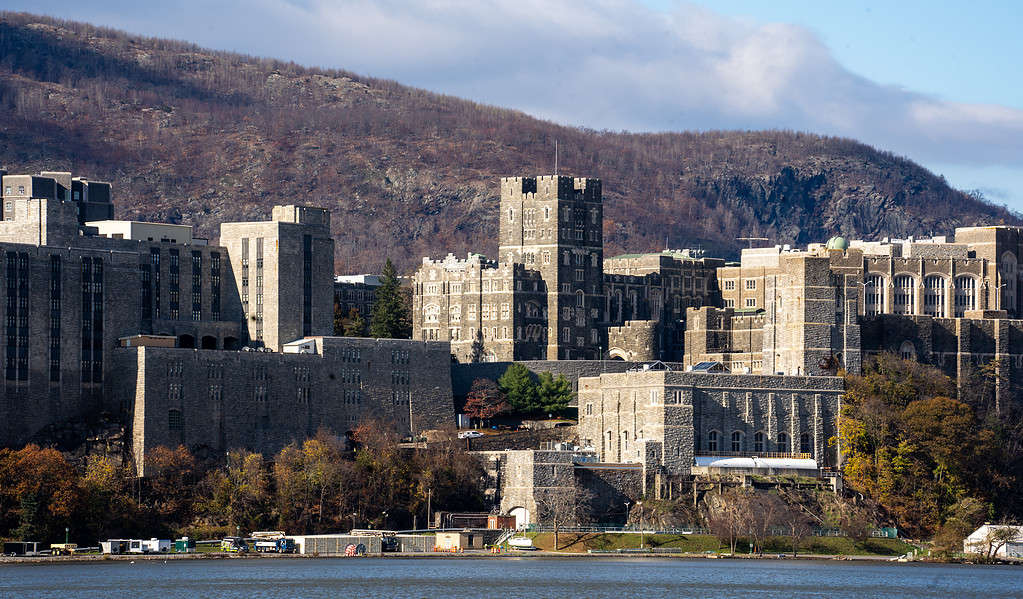 West Point, NY - USA - 12 novembre 2022 Vista orizzontale di primo piano dell'iconica Accademia militare degli Stati Uniti a West Point, vista dal fiume Hudson.