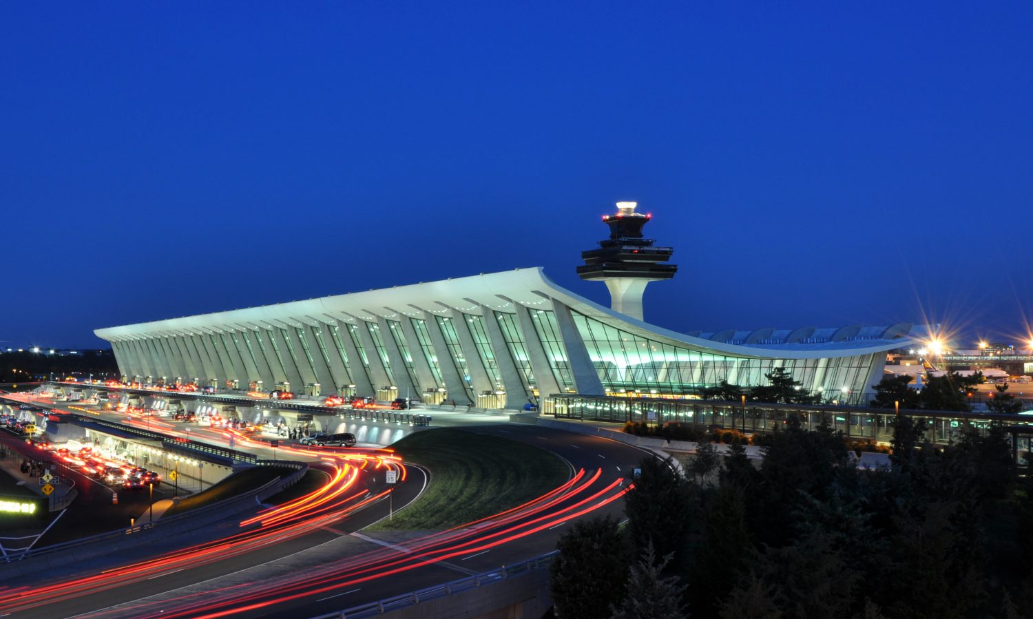 Terminal principale dell'aeroporto internazionale di Washington Dulles al tramonto in Virginia, Stati Uniti.