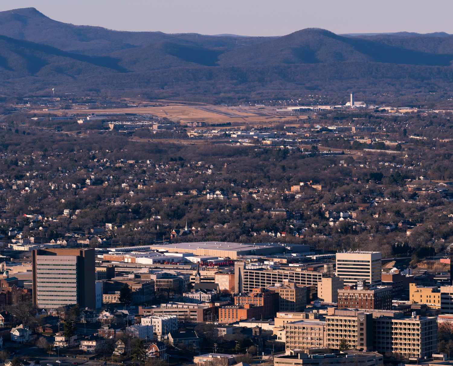 Foto da 50 megapixel dello skyline di Roanoke, Virginia, al tramonto, con le montagne Blue Ridge e l'aeroporto sullo sfondo.  Scattato da Mill Mountain Overlook.  Scattato con Pentax 645z.