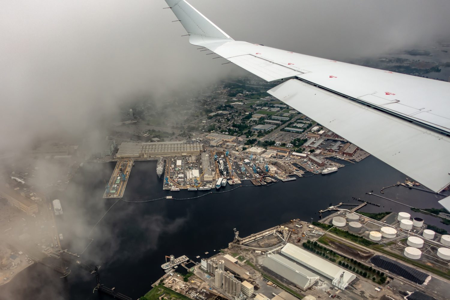 atterrando in una giornata nuvolosa all'aeroporto di Norfolk Virginia