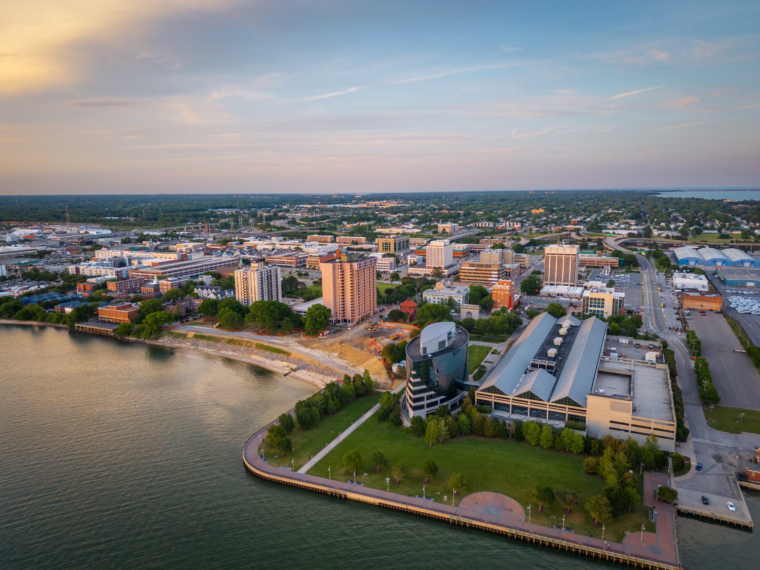 Newport News, Virginia, Stati Uniti dall'alto al crepuscolo.