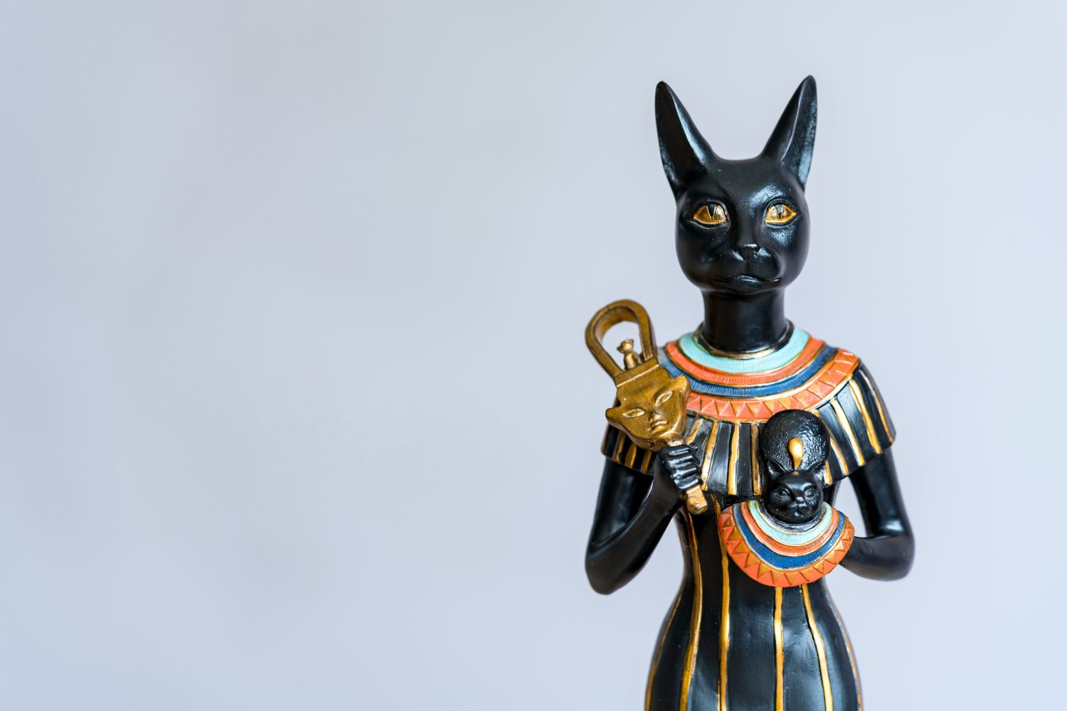 La dea Bastet - Ruolo nell'antico Egitto su sfondo grigio.  Bastet era una dea dell'antica religione egiziana. 