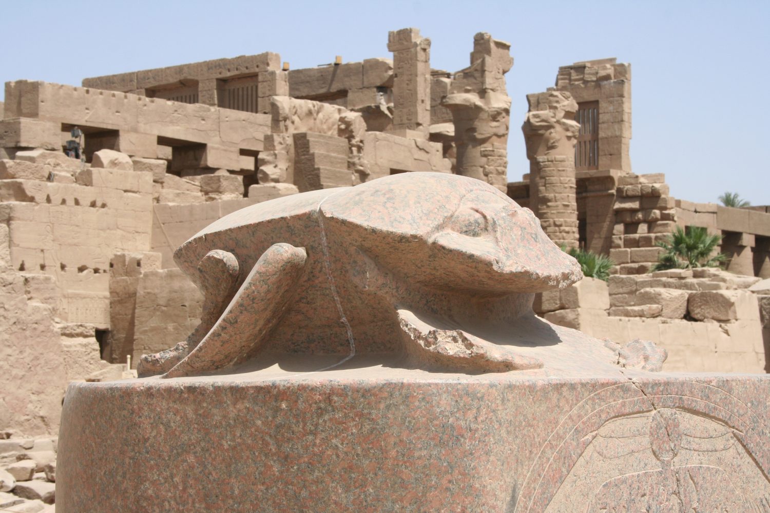 statua della rana nel tempio di karnak, in egitto