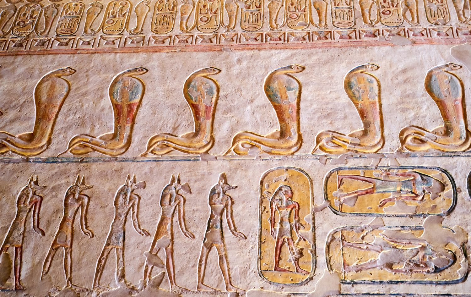                                                     Geroglifici egiziani di Wadjet, la dea cobra protettrice all'interno di una tomba.  Valle dei Re, Egitto.   