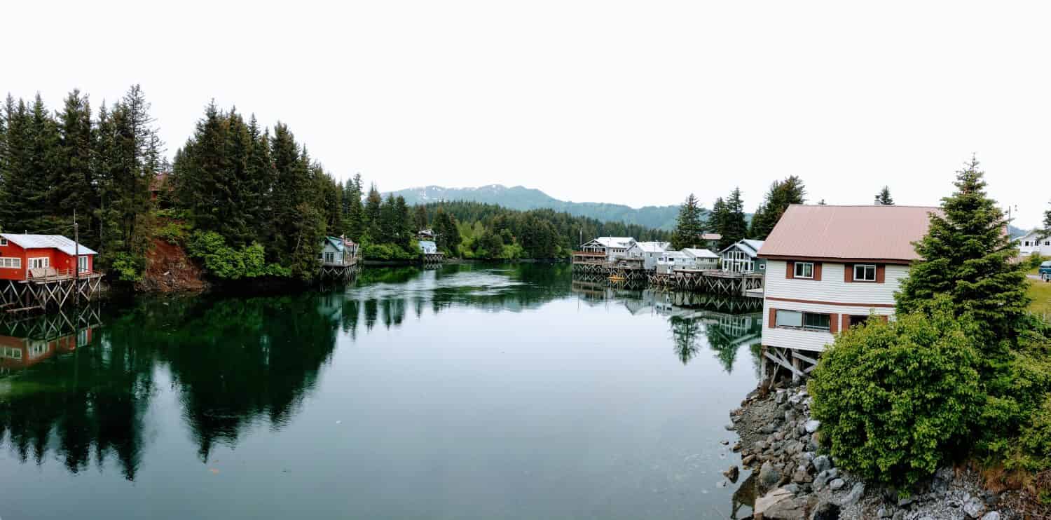 Case serene sull'oceano Seldovia dell'Alaska