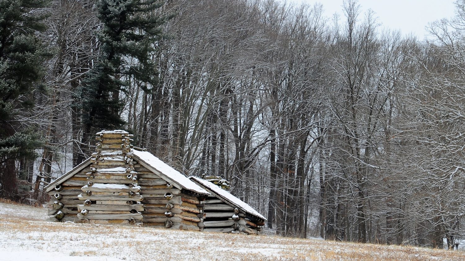 Chesterbrook, PA/USA-01/13/2019: Edificio bianco in inverno nevoso del parco nazionale Valley Forge con alberi di fronte