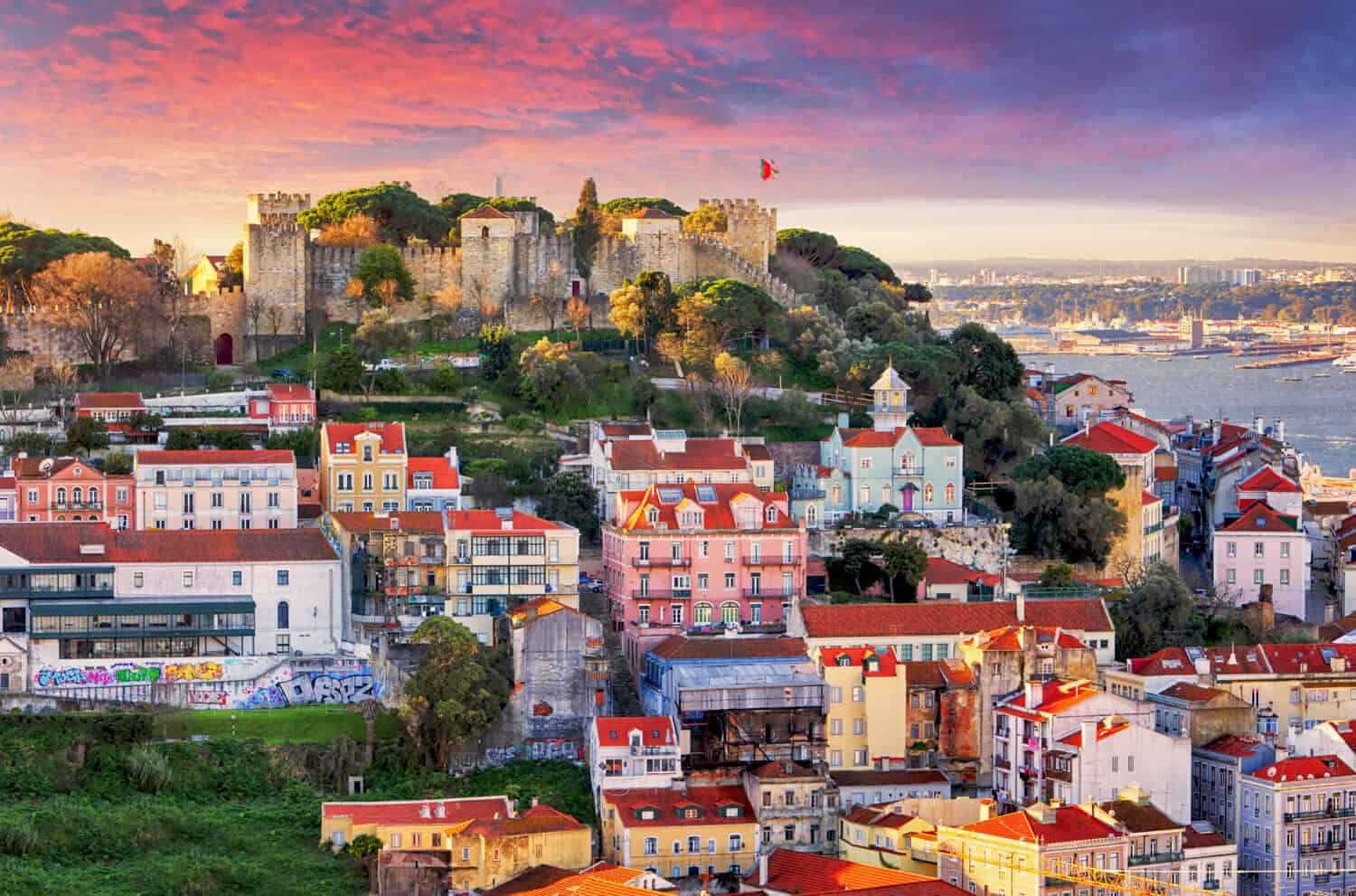 Orizzonte di Lisbona, Portogallo con il Castello di Sao Jorge