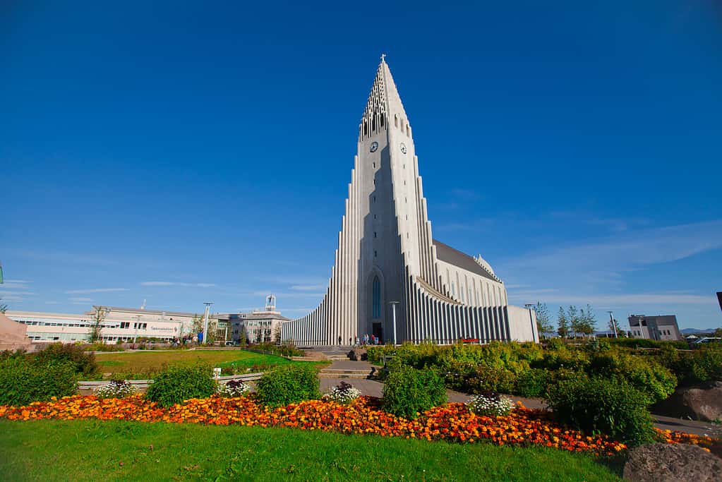 Bellissima vista aerea grandangolare di Reykjavik, del porto islandese e dello skyline