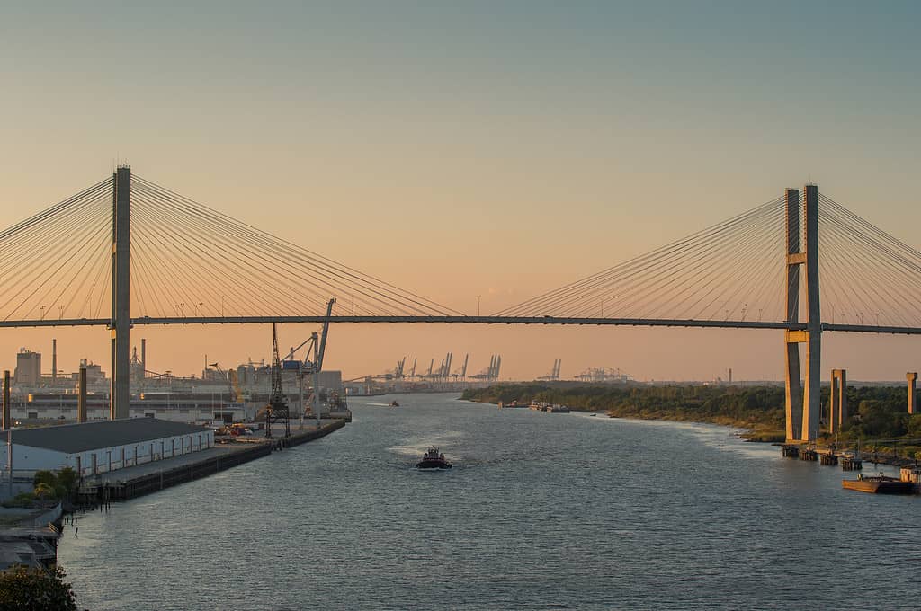 Traffico in barca al tramonto sul fiume Savannah