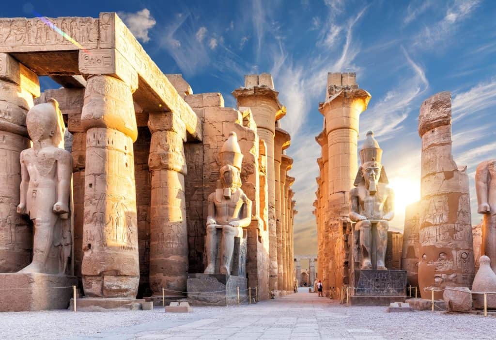 Colonne e statue dell'ingresso principale del tempio di Luxor, primo pilone, Egitto