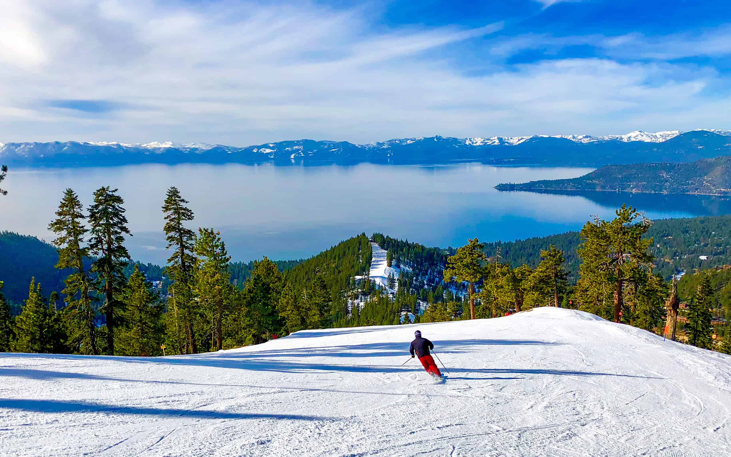 Sci alpino sopra il lago Tahoe al confine con la California, Nevada, USA