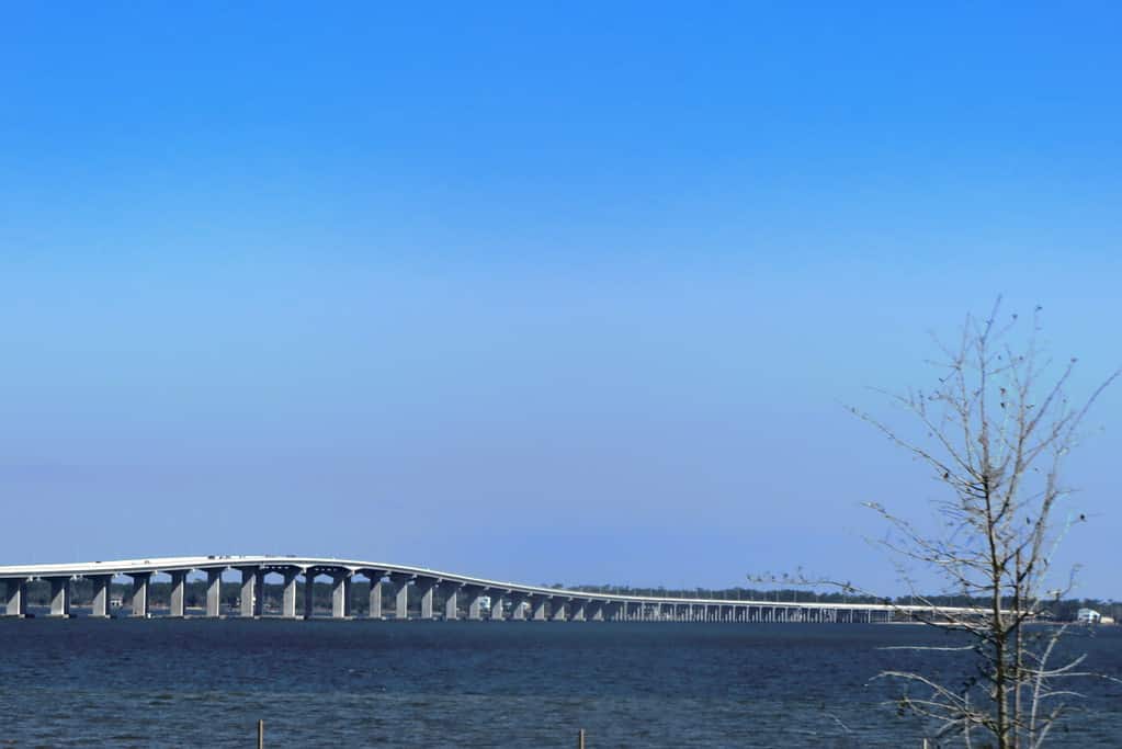 Il ponte Bay of St. Louis è lungo 11.090 piedi ed è uno dei ponti più lunghi del Mississippi.