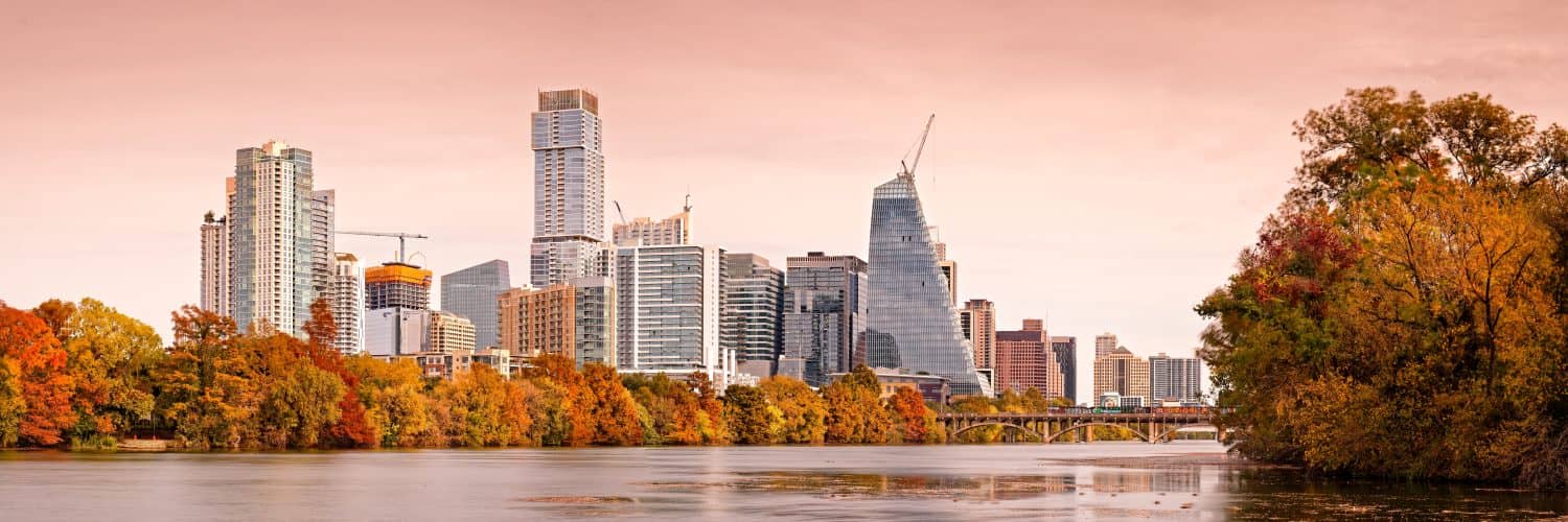 Panorama autunnale del centro di Austin e delle rive del lago Lady Bird da Lou Neff Point - Zilker Park Austin